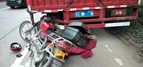 摩托超速撞货车，头盔保住司机命。